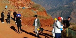 中国工艺美术大师曹加勇收徒仪式暨师徒作品研讨会在攀枝花举行