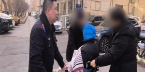 暖心服务解民忧！七政派出所民警巡逻中热心帮助行动不便老人办理业务