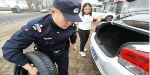 春雷行动：女司机驾车突发车辆爆胎 通河民警秒变“维修工”