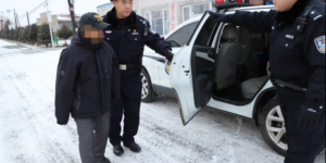风雪里，民警当起老人的“暖心向导”