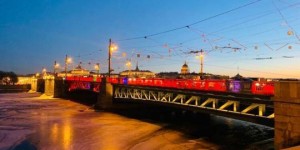 俄罗斯圣彼得堡冬宫桥点亮“中国红”喜迎兔年