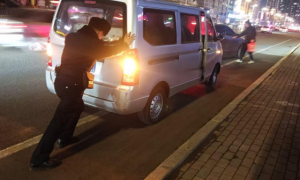 春雷行动显担当 南岗公安暖心守护群众出行路