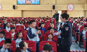 冰城公安：普法进企校 织密平安网