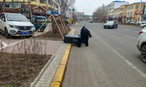 春雷行动：大风中的“马路卫士”通河公安民警冒风清障保畅通