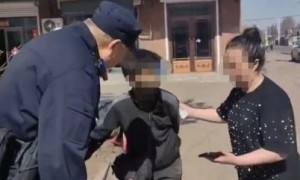 老人遛弯体力不支，民警暖心护送回家