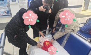见“证”温暖 道外分局出入境接待大厅  为新生儿开启“绿色通道”