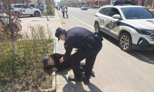 有“警”无险！老人街头摔倒，民警全程护送就医