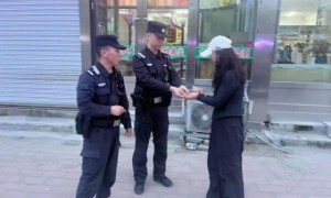 冰城街头藏蓝身影的24小时