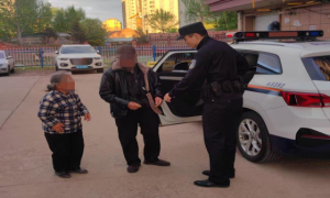 老人迷路街头 警民暖心相助