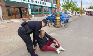 老人摔倒路边 民警“闪现”及时救助