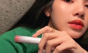 Lisa剪短发染新发色 穿红白吊带秀香肩
