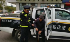 九旬老人误入高速公路 执法人员助其寻回家人