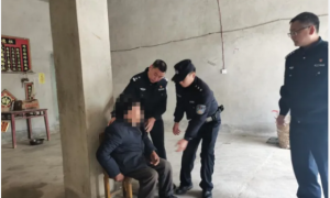 共工日报点赞！老人醉酒卧睡路边 民警帮助护送回家