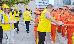 涪陵区餐饮（商）协会党支部“五一”前夕慰问一线环卫工