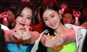 太养眼！张天爱刘亦菲同为张靓颖庆生，这是什么颜霸场面