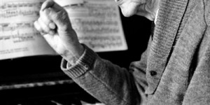92岁老作曲家创作抗疫新歌