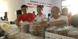 重庆市涪陵区爱心餐饮企业向灭火勇士捐赠慰问物资